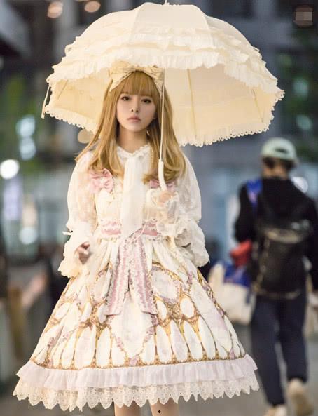 女生买洛丽塔吃瓜