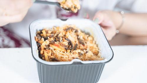 瓜妞吃自热米饭,瓜妞的自热米饭美食之旅