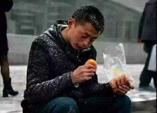 男子蹲在路上吃瓜,男子蹲地畅享夏日瓜果时光